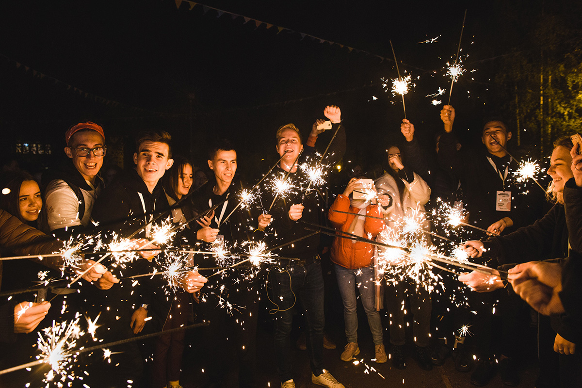 Флешмоб с бенгальскими огнями на «Студенческой перспективе» 