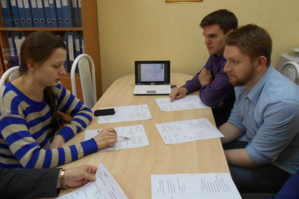 В качестве волонтера Гаррет Три обучал английскому языку русских школьников