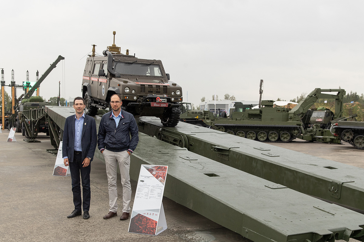 Представители ИЦ ЦКИ рядом с тяжелым механизированным мостом ТММ-7, в проектировании которого принимали участие 
