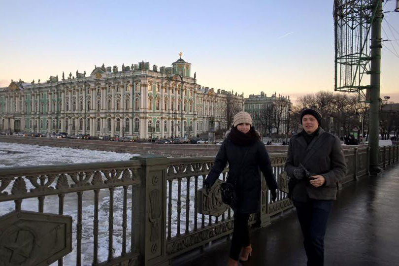 В свободное от учебы время Линдси с друзьями гуляет по Санкт-Петербургу