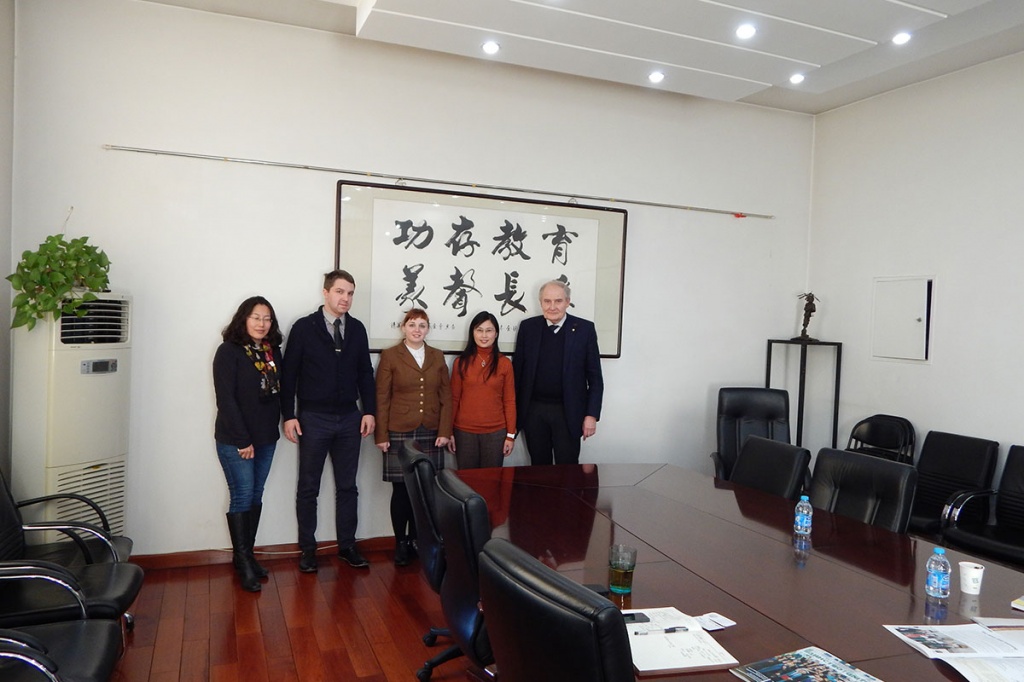 Встреча делегации СПбПУ с директорм Ассоциации выпускников Университета Цинхуа Тиан Сингян