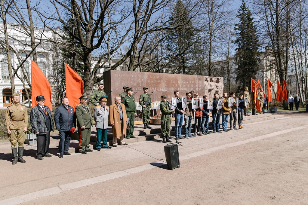 Акция Политехнический бессмертный полк прошла во время митинга