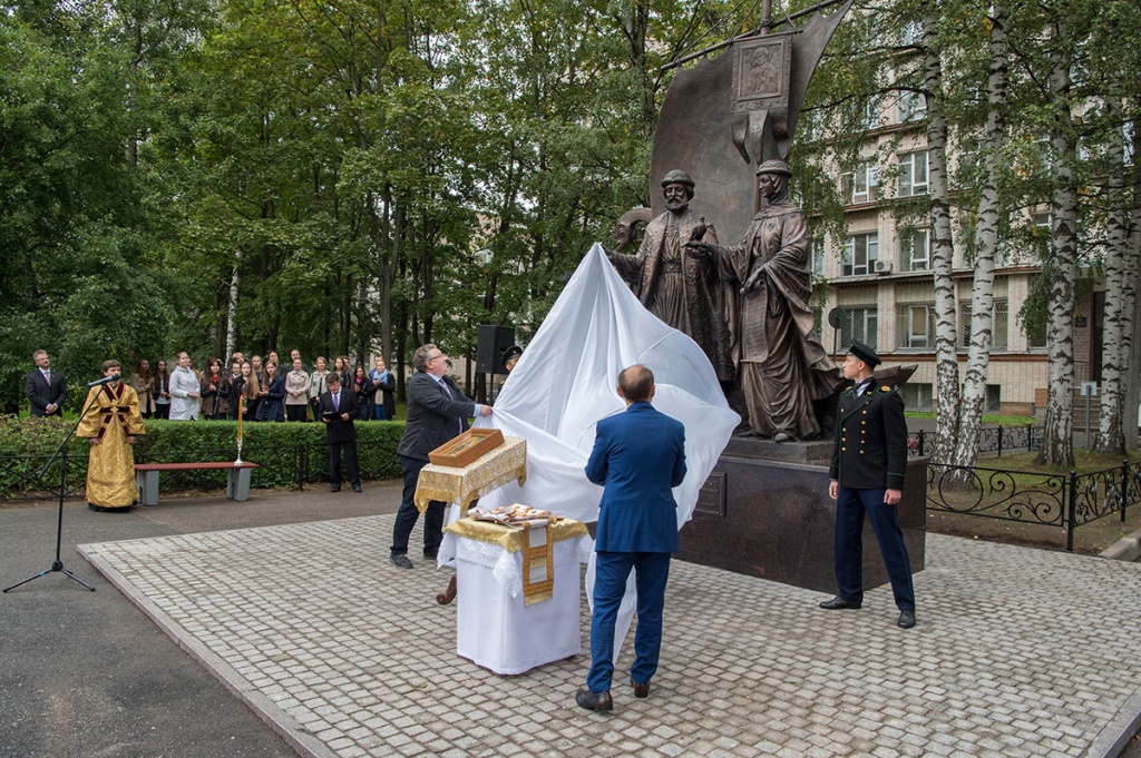 Памятник открыли директор Общенациональной программы В кругу семьи А.С. Ковтунец и ректор СПбПУ А.И. Рудской