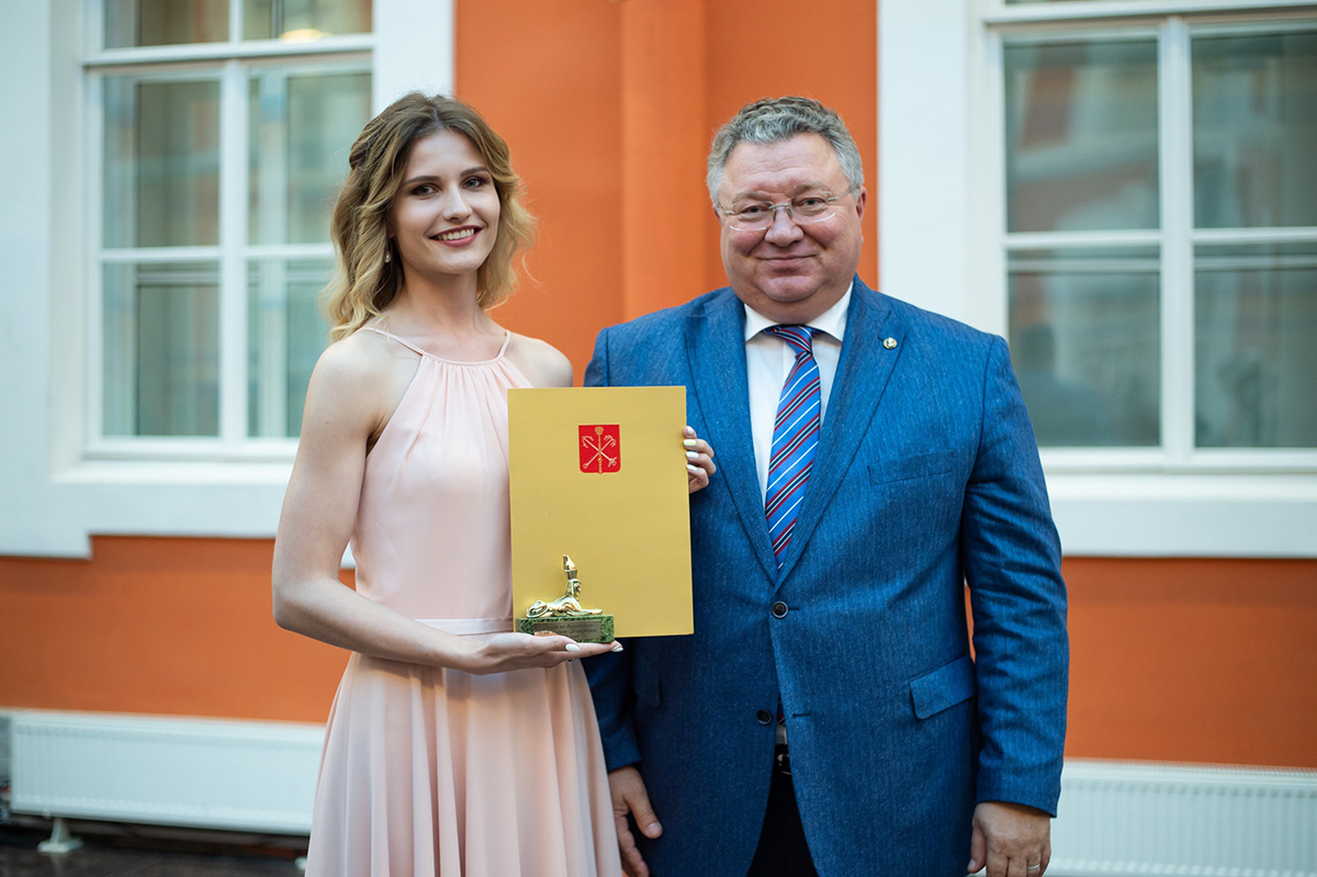 Выпускница Валентина Темкина и ректор СПбПУ Андрей Иванович РУДСКОЙ 