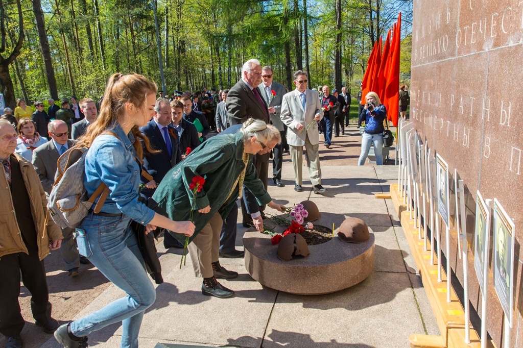 По многолетней традиции участники митинга возложили цветы к Памятнику погибшим политехникам