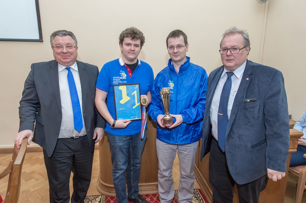 Награждение победителя национального чемпионата Worl Skills Максима Никитина и его тренера-эксперта Е.В. Белослудцева Заседание учёного совета 28 декабря 2015 г.
