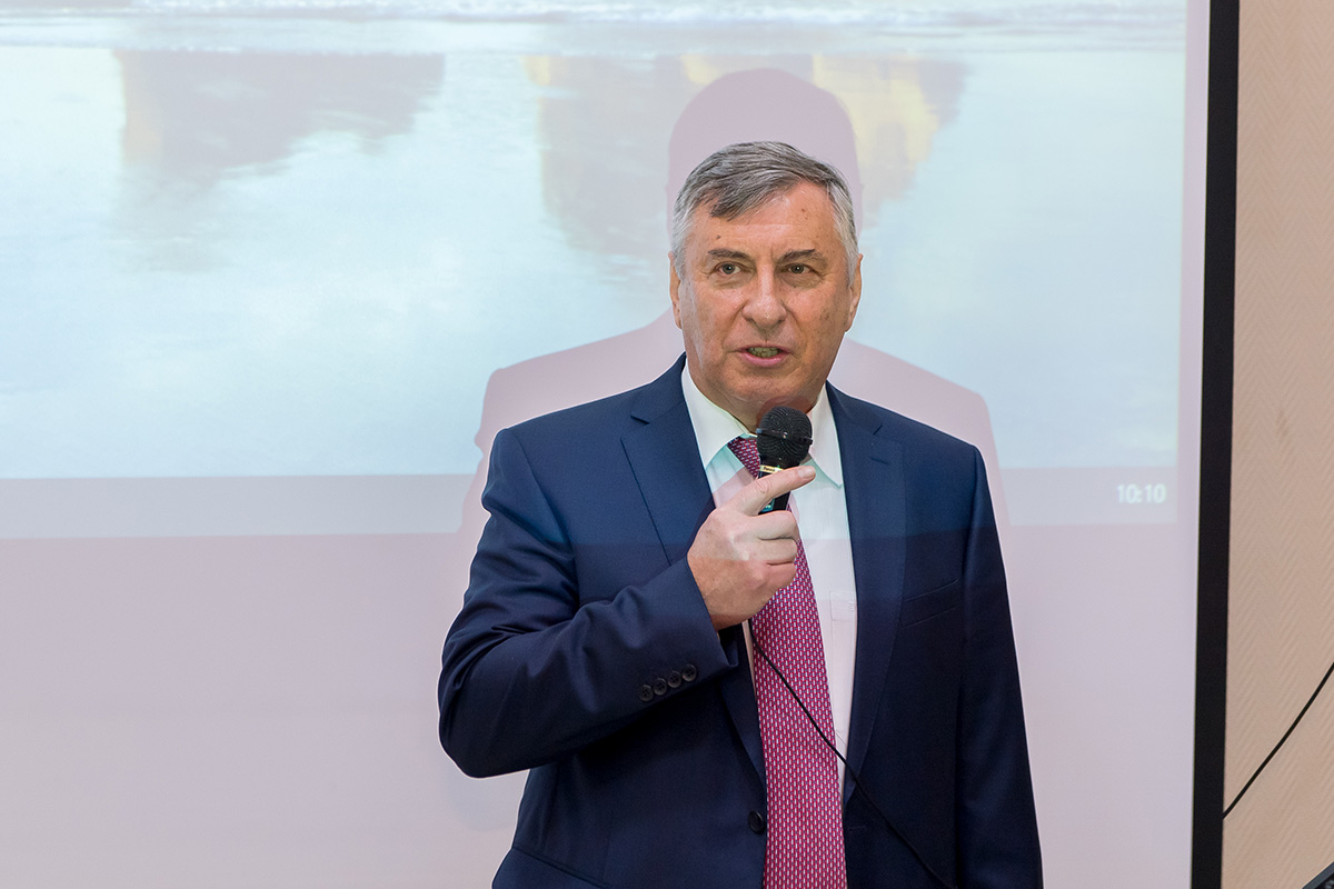 А.А. Попович приветствовал гостей конференции А.А. Попович приветствовал гостей конференции