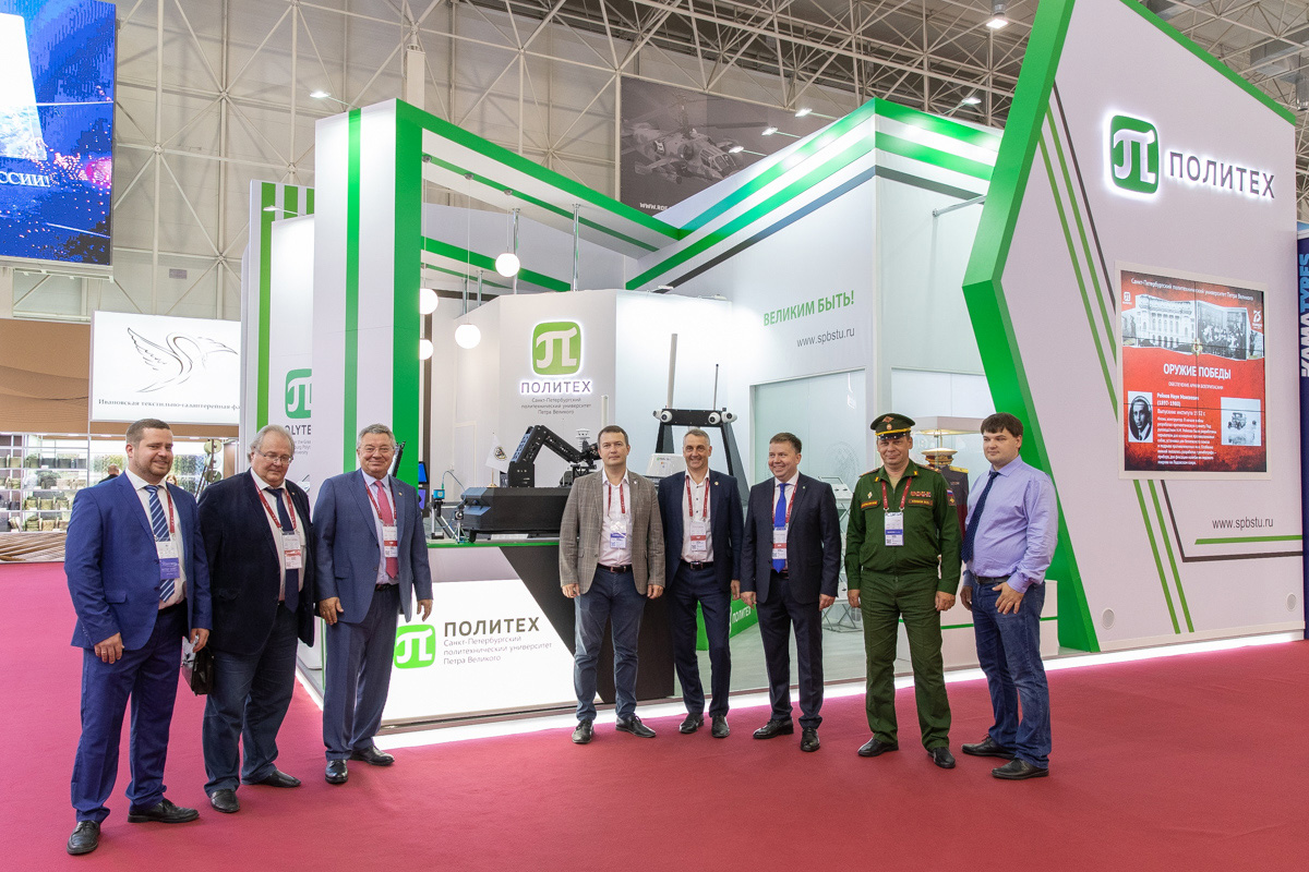 Руководители вуза у стенда СПбПУ на форуме «Армия-2020»