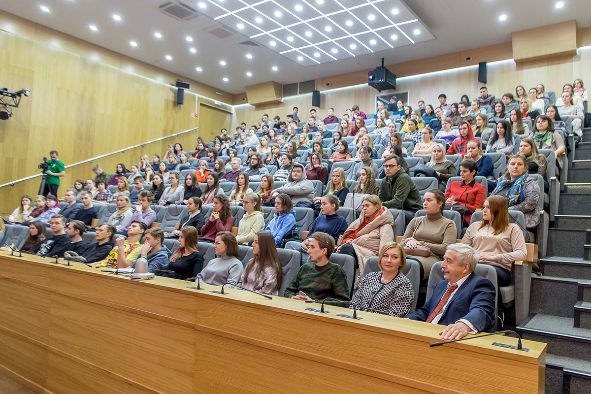 Студенты и преподаватели Политеха во время лекции Андрея Шаронова 