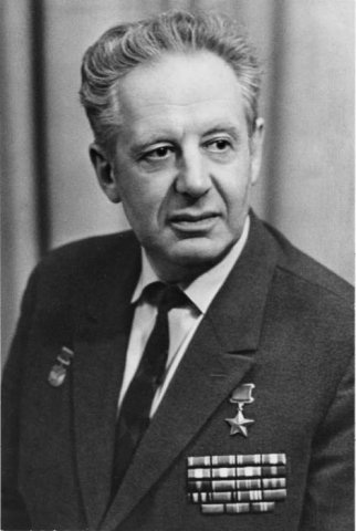Герой Советского Союза, летчик-испытатель, инструктор-методист первых космонавтов М.Л. Галлай