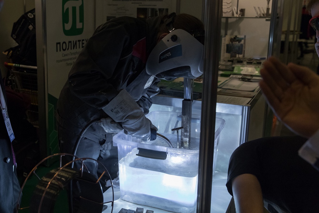 Своим возникновением технологический процесс сварки обязан нескольким поколениям российских ученых Своим возникновением технологический процесс сварки обязан нескольким поколениям российских ученых