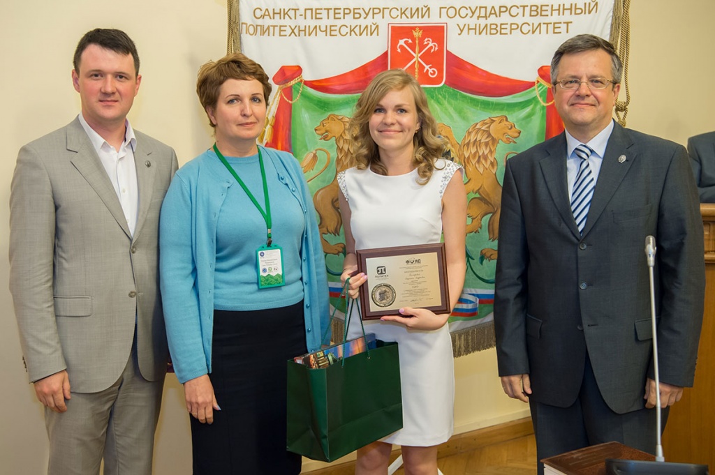 Помимо напутственных слов и поздравлений, каждый выпускник-медалист получил памятные подарки от Эндаумент-фонда СПбПУ