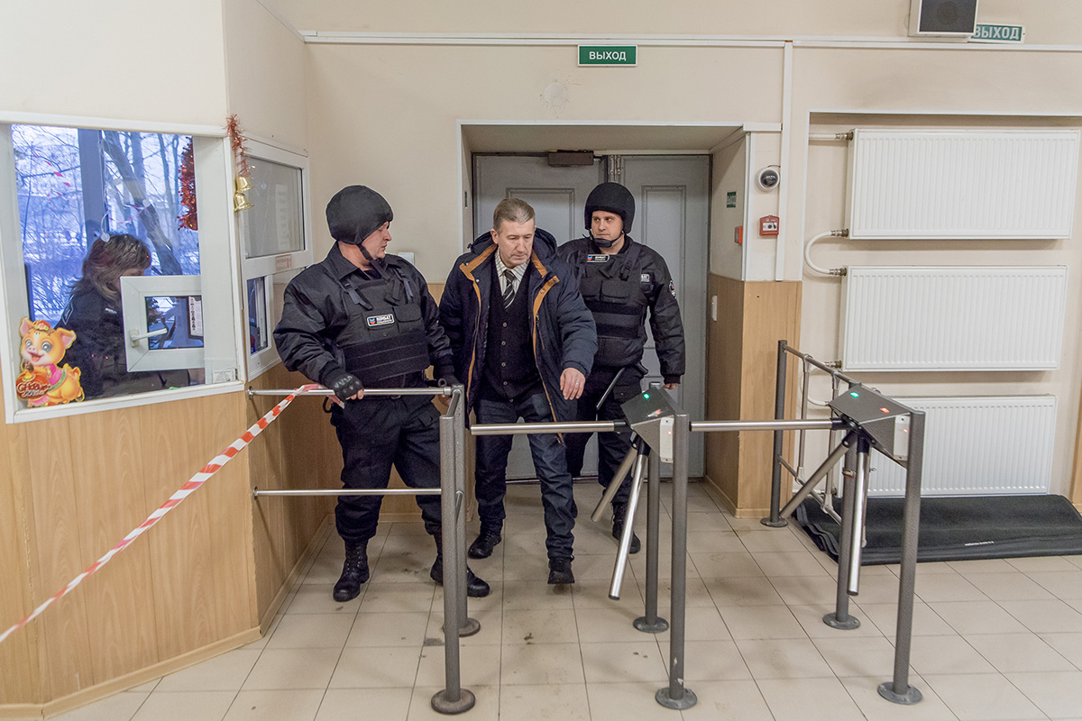 Подозрительный предмет отправили на экспертизу прибывшие сотрудники полиции Подозрительный предмет отправили на экспертизу прибывшие сотрудники полиции