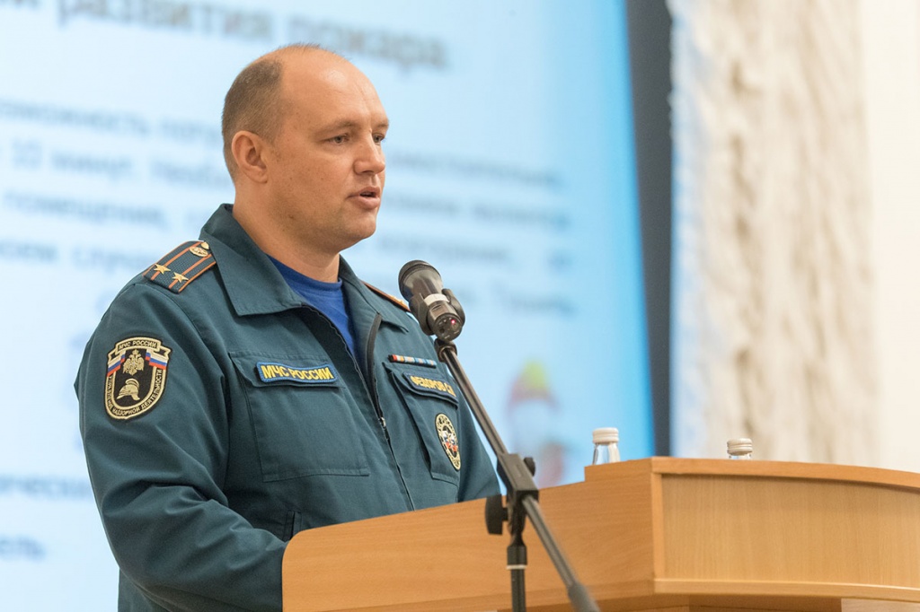 Начальник ОНДПР Калининского района, подполковник внутренней службы С.И. Федоров выступил перед студентами с лекцией о пожарной безопасности