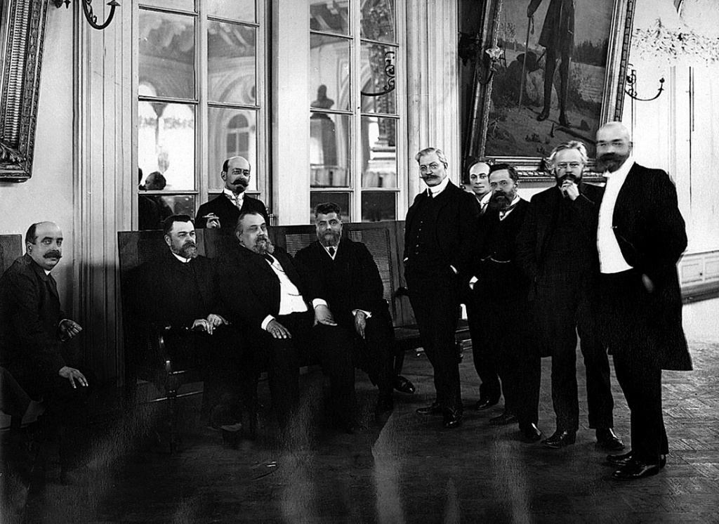 Депутат I Государственной думы М.М. Ковалевский (третий слева) среди общественных деятелей и профессоров петербургских вузов.1906