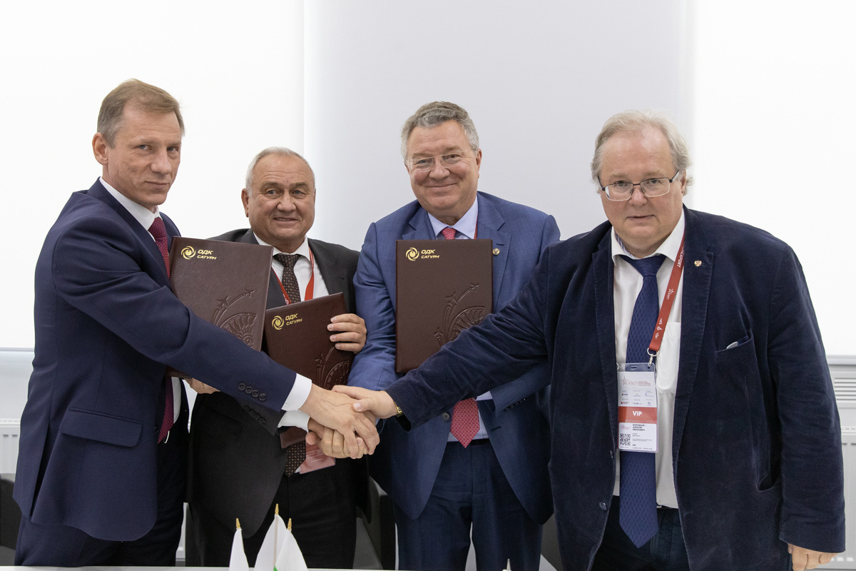 Слева направо: врио ректора РГАТУ имени П.А. Соловьева Валерий КОШКИН, управляющий директор ПАО «ОДК-Сатурн» Виктор ПОЛЯКОВ, ректор СПбПУ Андрей РУДСКОЙ, проректор по перспективным проектам СПбПУ Алексей БОРОВКОВ 