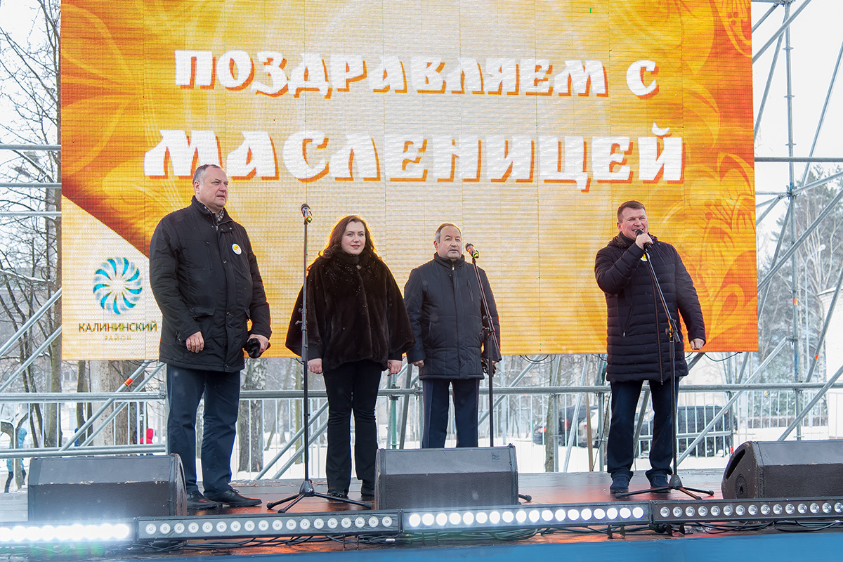 Жителей города и политехников приветствовали глава администрации Калининского района В.А. ПОНИДЕЛКО и другие почетные гости 
