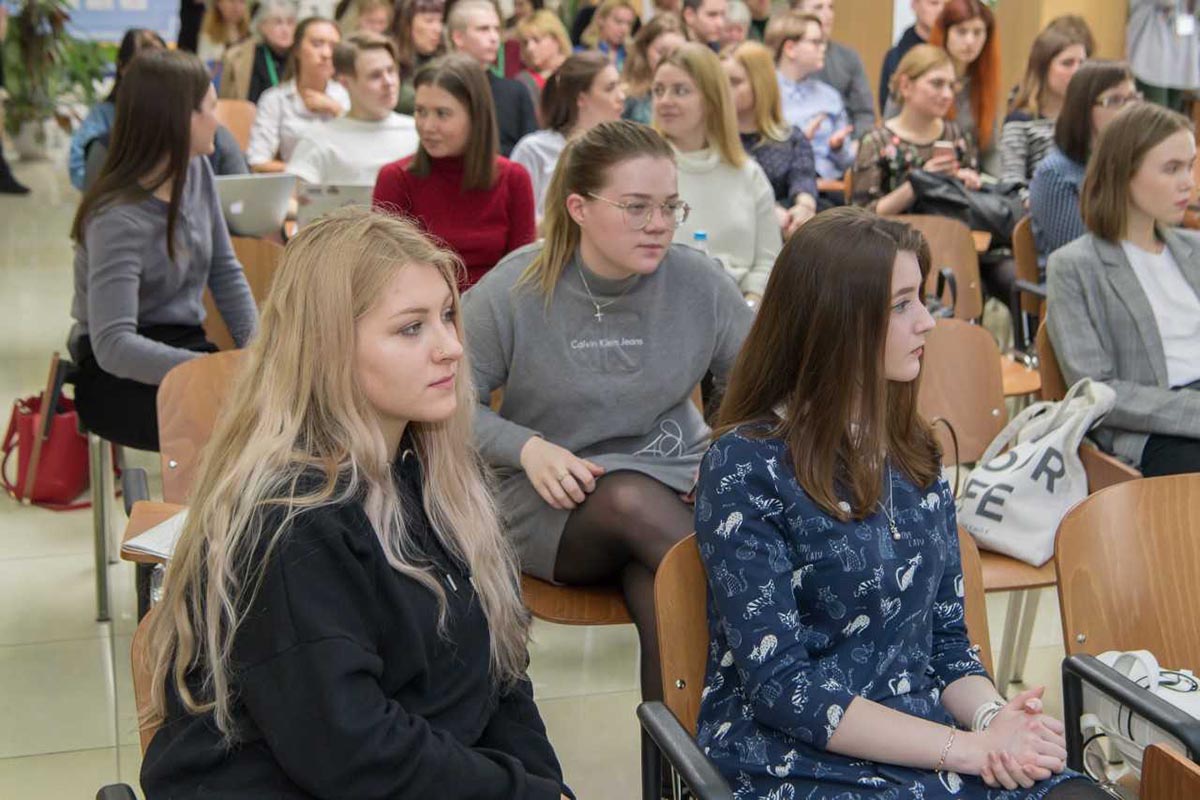Студенты с интересом слушали выступления приглашенных гостей Студенты с интересом слушали выступления приглашенных гостей