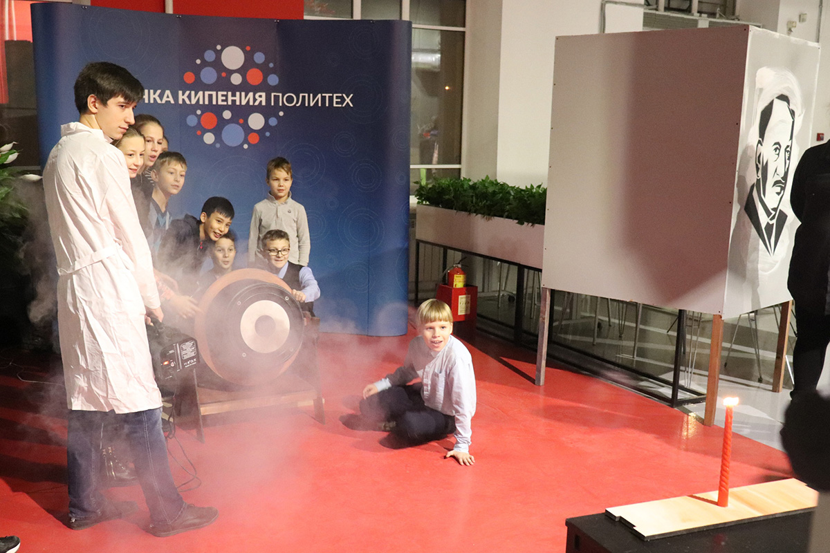 Твое лицо, когда выстрелом из дымовой пушки Тейта удалось погасить свечу Твое лицо, когда выстрелом из дымовой пушки Тейта удалось погасить свечу