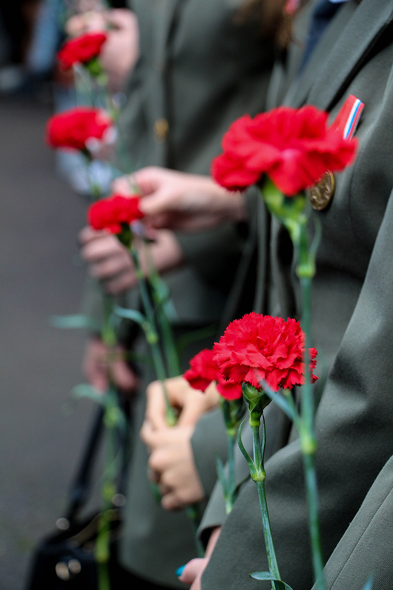 После митинга делегация СПбПУ возложила цветы у могилы, где захоронены политехники, на Пискаревском мемориальном кладбище 