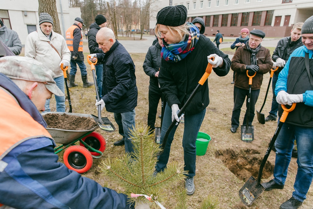  В СПбПУ состоялся весенний субботник, в котором приняли участие руководство вуза и представители городских властей