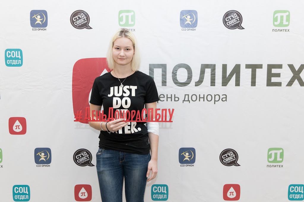 Участники акции получили денежную компенсацию, освобождение от занятий на два дня и памятный фотоснимок Участники акции получили денежную компенсацию, освобождение от занятий на два дня и памятный фотоснимок
