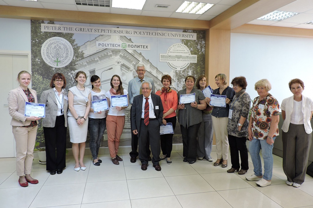 В заключение программы слушатели получили международные сертификаты В заключение программы слушатели получили международные сертификаты