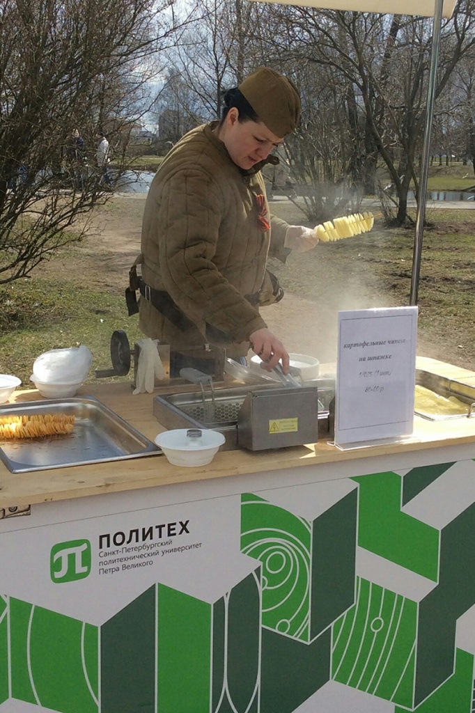 Сотрудники КОПа предлагали шашлыки, шаверму, выпечку или свежеприготовленные картофельные чипсы Сотрудники КОПа предлагали шашлыки, шаверму, выпечку или свежеприготовленные картофельные чипсы