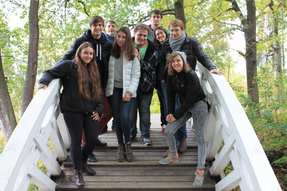 Иностранные студенты Политеха во время экскурсии в Стрельну 
