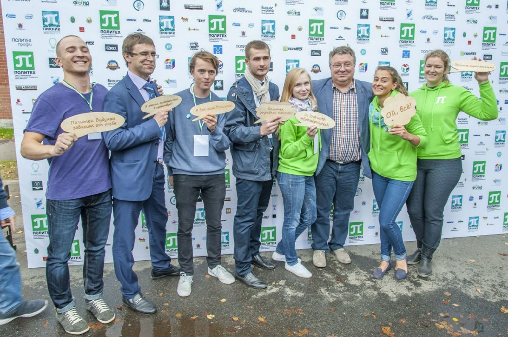 Ректор СПбПУ А.И. Рудской с организаторами и волонтерами фестиваля Пикник в Политехническом Ректор СПбПУ А.И. Рудской с организаторами и волонтерами фестиваля Пикник в Политехническом