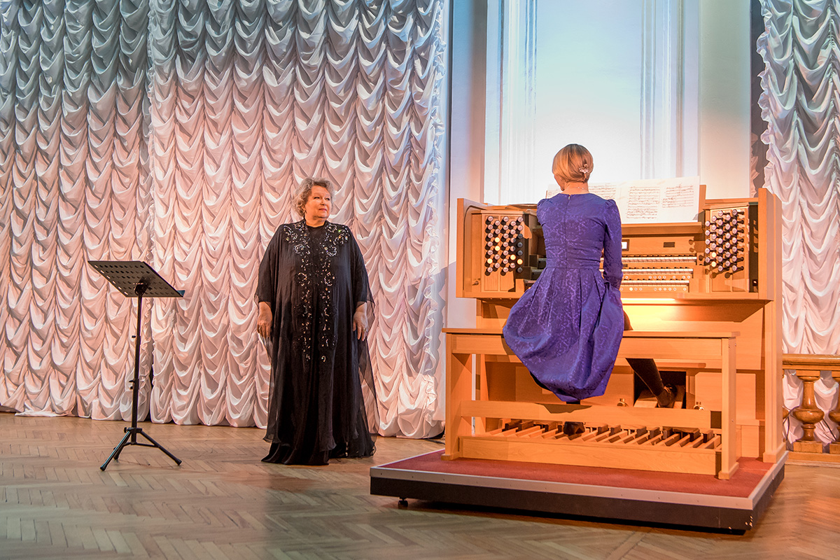 Иностранным гостям дали концерт органной музыки в Белом зале 