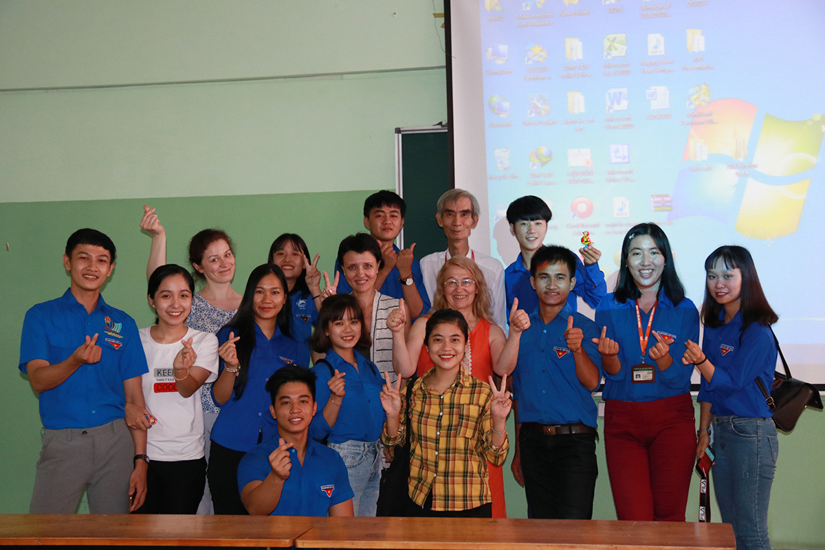 Вьетнамские студенты активно принимали участие в занятиях по русскому языку. В центре И.И. Баранова 