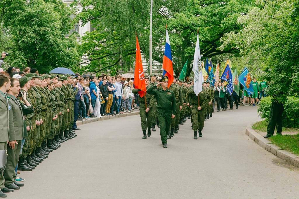 Завершилась церемония тройным ура! и парадом студенческих объединений Политехнического университета