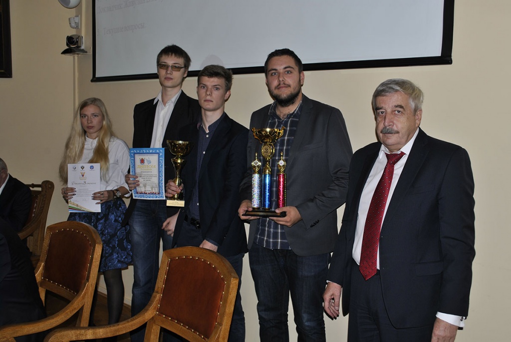 Первый проректор СПбПУ В.В. Глухов наградил студентов за успехи в спорте