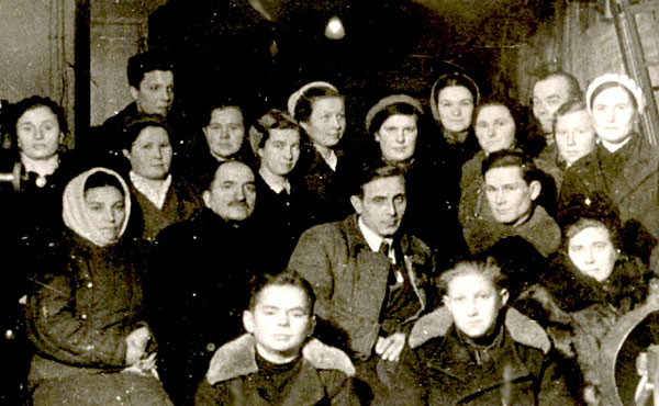 Сотрудники механических мастерских института. В центре Н.Прудников - будущий проректор института. Сотрудники механических мастерских института. В центре Н.Прудников - будущий проректор института.