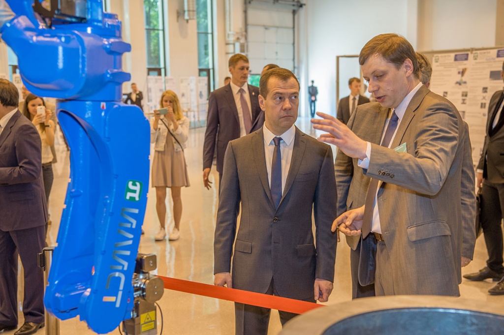 Главе Правительства показали разработки Политеха в области промышленных лазерных технологий