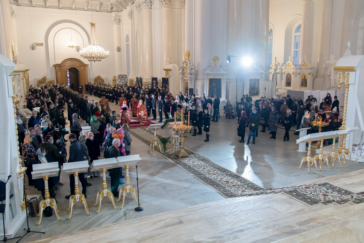 В День святой Татианы в Смольном соборе прошла традиционная Божественная литургия и благодарственный молебен 