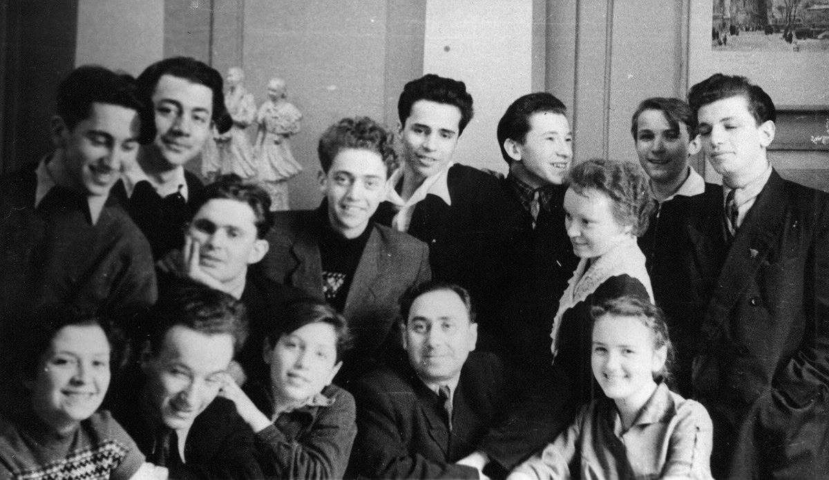 Александр Борщевский (стоит четвертым слева) в Театре Юношеского Творчества