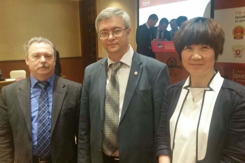 Слева направо - начальник Управления международного сотрудничества СПбПУ В.Д. Хижняк, замминистра образования и науки РФ А.В. Лопатин, директор Представительства СПбПУ в Шанхае Су Цзин Слева направо - начальник Управления международного сотрудничества СПбПУ В.Д. Хижняк, замминистра образования и науки РФ А.В. Лопатин, директор Представительства СПбПУ в Шанхае Су Цзин