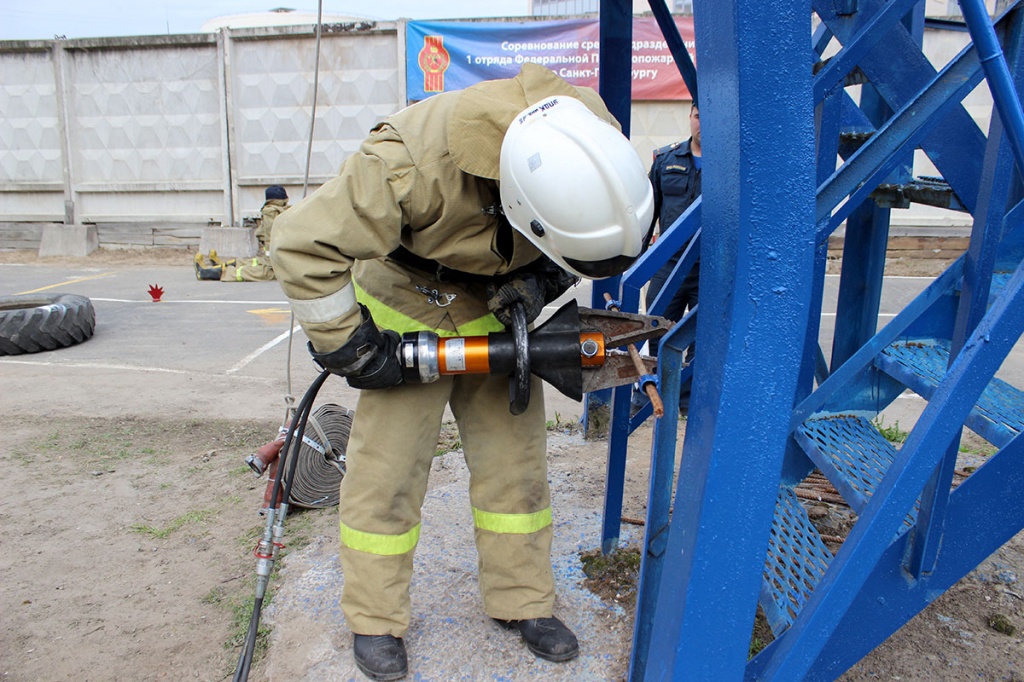 Соревнования на первенство Калининского района Санкт-Петербурга среди газодымозащитных служб