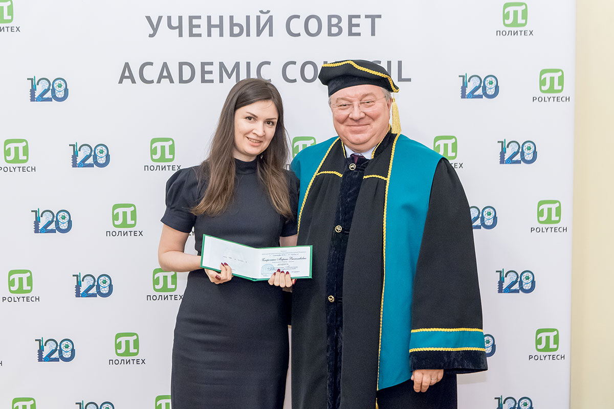 Марина Петроченко получила аттестат доцента из рук ректора 