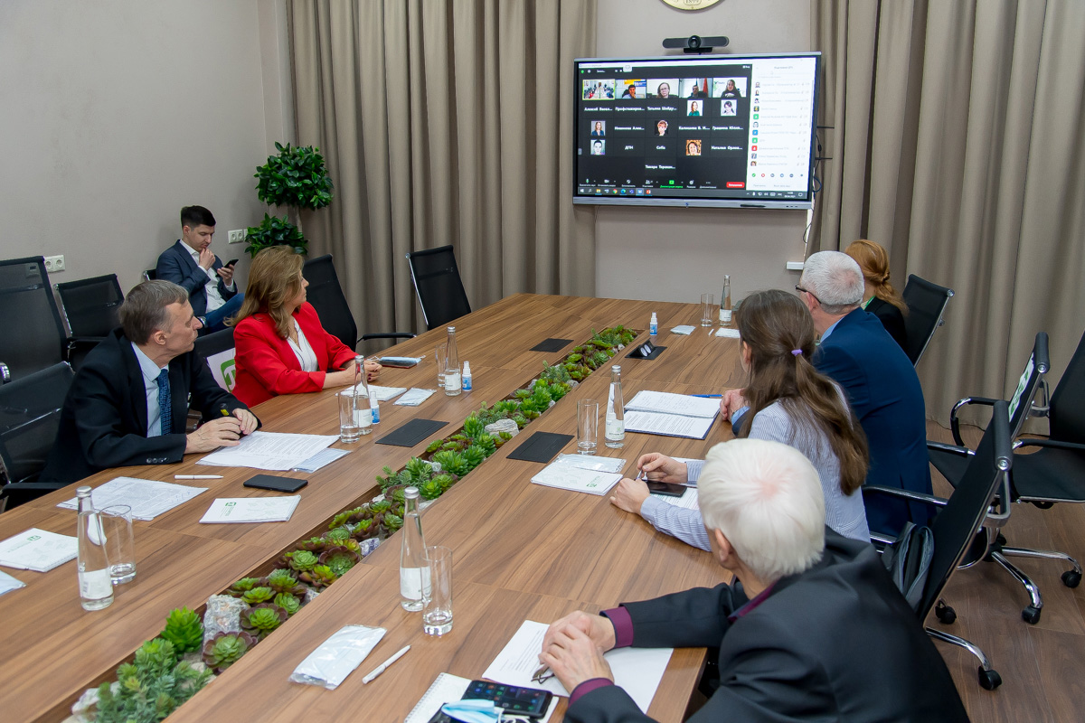 В работе круглого стола приняли участие представители российских вузов и предприятий, заинтересованных в сотрудничестве с вузами 