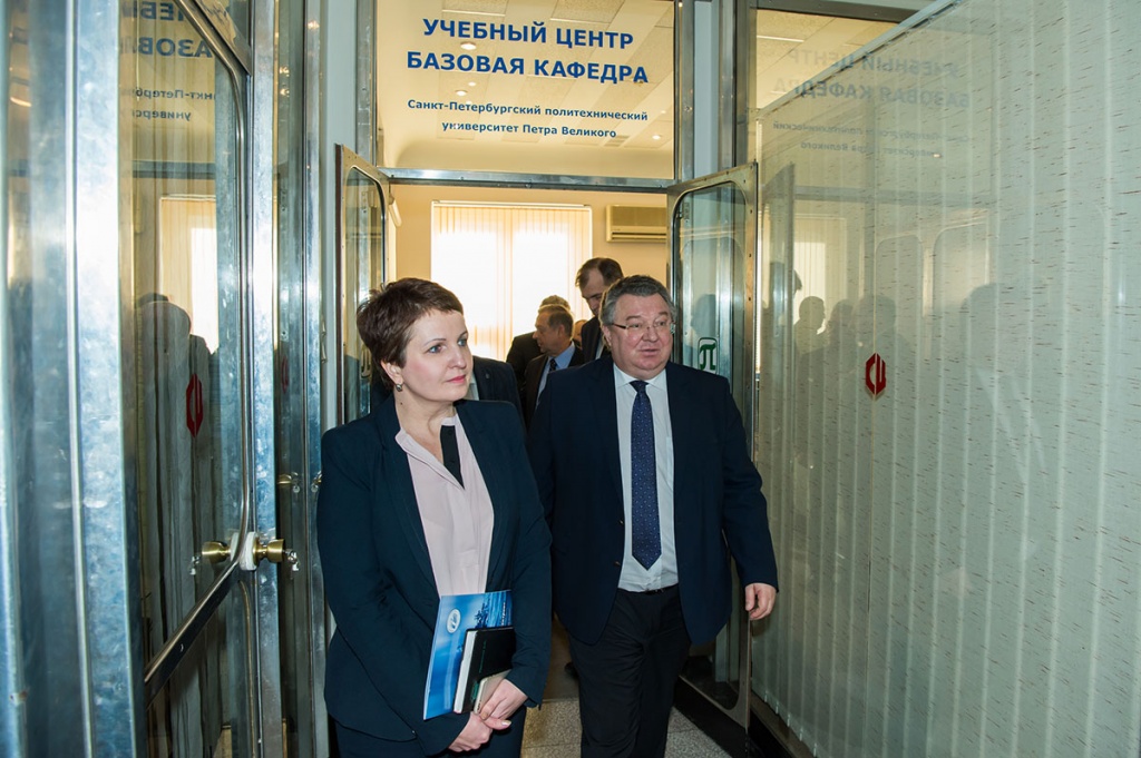 Проректор по образовательной деятельности СПбПУ Е.М. Разинкина отметила, что главная цель базовых кафедр - совершенствование учебного процесса и включение в него лучших практик ведущих компаний Проректор по образовательной деятельности СПбПУ Е.М. Разинкина отметила, что главная цель базовых кафедр - совершенствование учебного процесса и включение в него лучших практик ведущих компаний