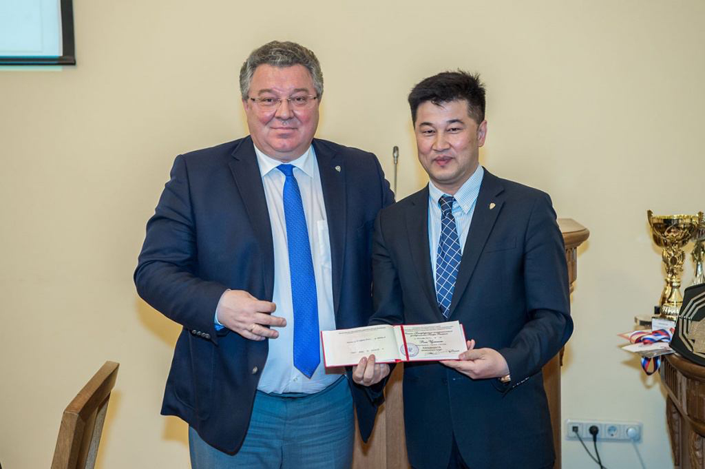 Вручение диплома к.т.н. генеральному директору компании ENV, 2015 год г. Санкт-Петербург. 