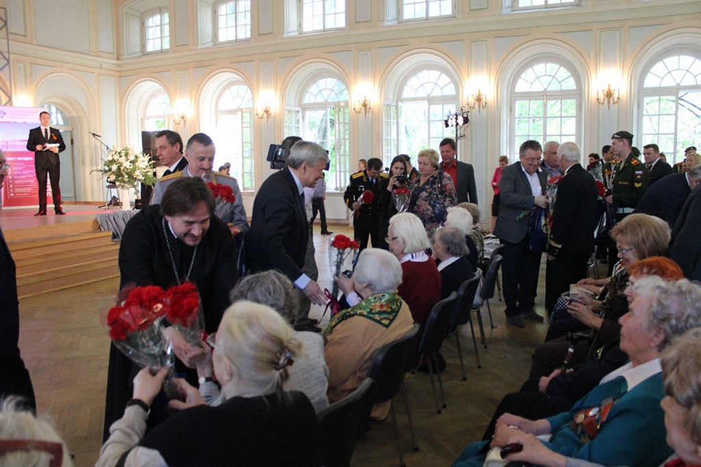 В завершение официальной части ректоры петербургских вузов вручили ветеранам цветы и памятные подарки