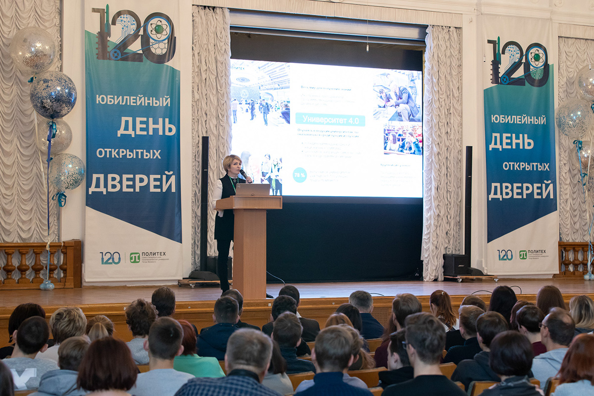 Перед абитуриентами выступила проректор по образовательной деятельности Е.М. Разинкина Перед абитуриентами выступила проректор по образовательной деятельности Е.М. Разинкина