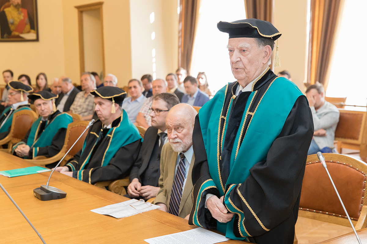 Научный руководитель СПбПУ Ю.С. Васильев пояснил, что Ученый совет СПбПУ единогласно проголосовал за присвоение академику Каблову звания Почетного доктора СПбПУ Научный руководитель СПбПУ Ю.С. Васильев пояснил, что Ученый совет СПбПУ единогласно проголосовал за присвоение академику Каблову звания Почетного доктора СПбПУ