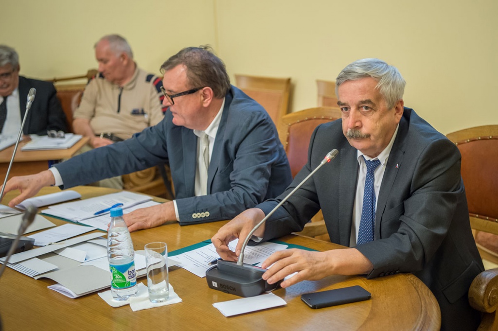 На заседании Ученого совета СПбПУ председательствовал первый проректор В.В. Глухов На заседании Ученого совета СПбПУ председательствовал первый проректор В.В. Глухов