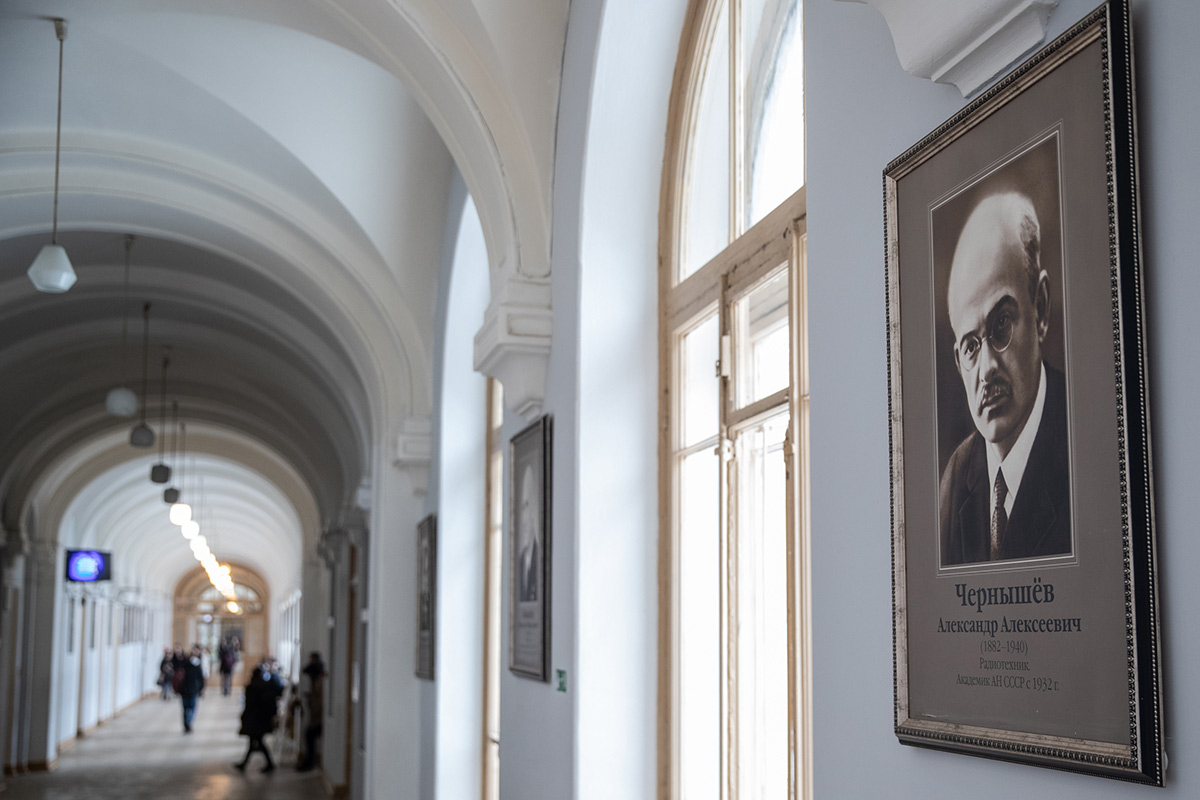 Портрет Александра Алексеевича ЧЕРНЫШЁВА находится в галерее портретов знаменитых ученых-политехников в Главном здании 