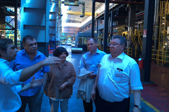 Делегация СПбПУ посетила производственные цеха Arinox S.p.a и познакомилась с работой уникального оборудования по перепрокатке нержавеющей стали и резке высокоточной ленты